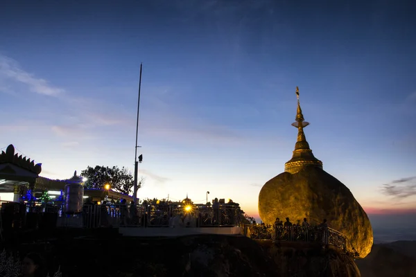 Kyaiktiyo 탑 밤 (황금 바위 탑), 미얀마 (버마) — 스톡 사진