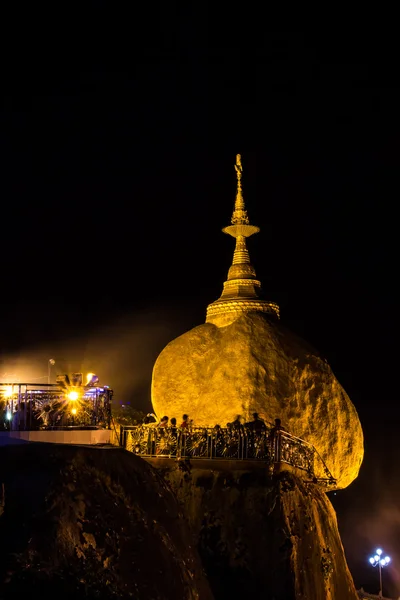 Kyaiktiyo pagode bij nacht (gouden rots pagode), myanmar (burma) — Stockfoto