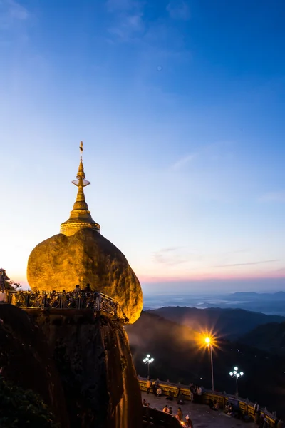 Kyaiktiyo Pagoda al mattino (GOLDEN ROCK PAGODA), MYANMAR (B — Foto Stock