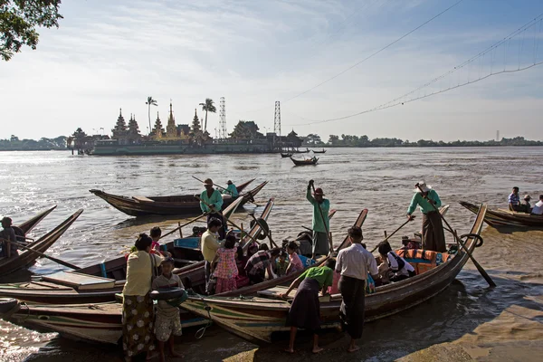 Båtar över floden för dyrkan Jelena paya pagoda, myanmar — Stockfoto