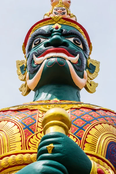 Tvář zelené démona strážce v thajském chrámu v Malajsii — Stock fotografie