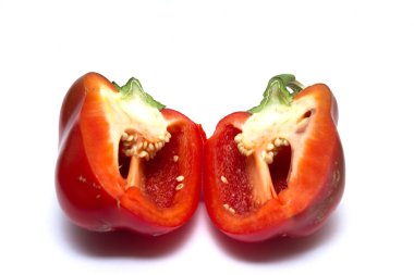 beyaz arkaplanda izole edilmiş tatlı biber