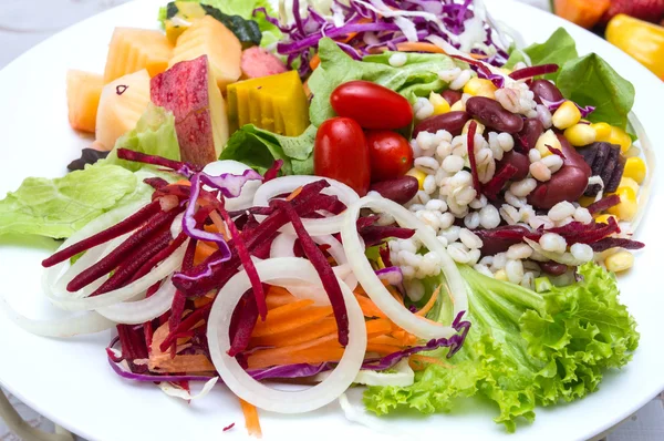 Tabakta taze sebze salatası