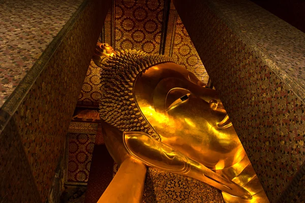 Прислонившись к золотой статуе Будды. Ват-Пхо, Бангкок, Таиланд — стоковое фото