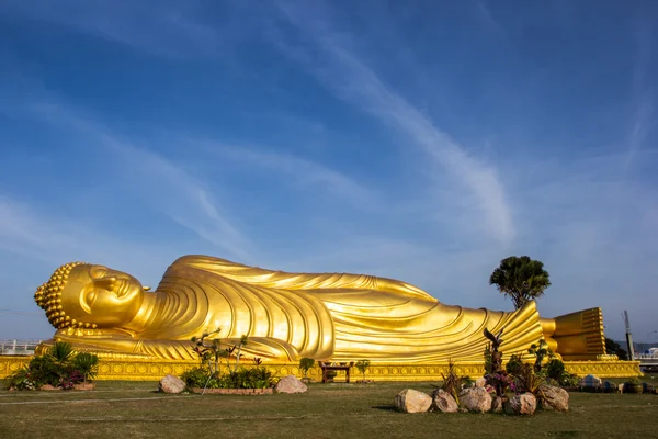 Reclinando Buda com céu azul — Fotografia de Stock