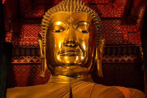 AYUTTHAYA, TAILANDIA - La gente trabaja con tela en la imagen de Buda en —  Fotos de Stock