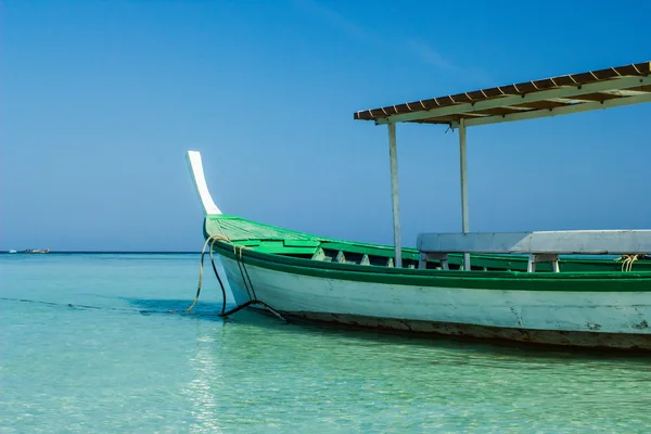 Hermosa pequeña embarcación de pesca de madera situada en el mar azul y el cielo —  Fotos de Stock