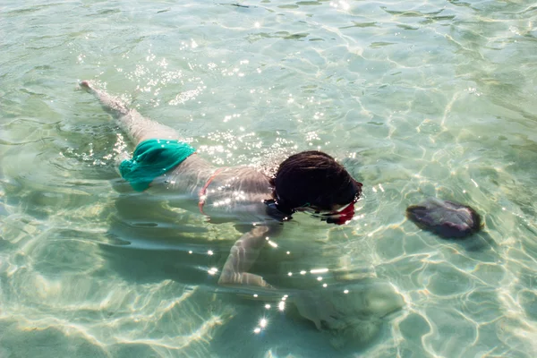 Bambino che nuota sott'acqua in mare — Foto Stock