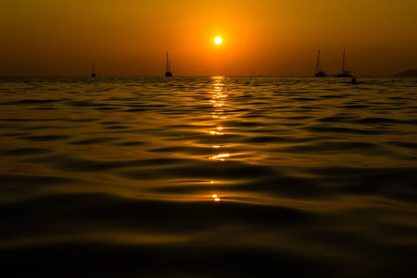 Vista panorámica de la hermosa puesta de sol sobre el mar — Foto de Stock