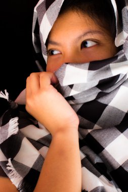 Peştamal giyen güzel gözleri olan asial kadın portresi