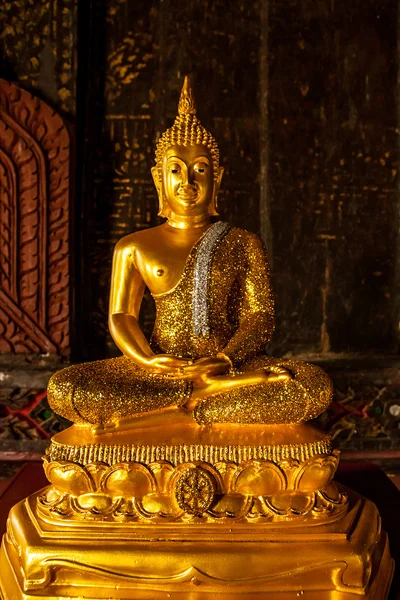 Bilden av gyllene buddha staty — Stockfoto