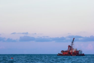 Mavi gökyüzü denizde çalışan serpiştirmek kum gemisi