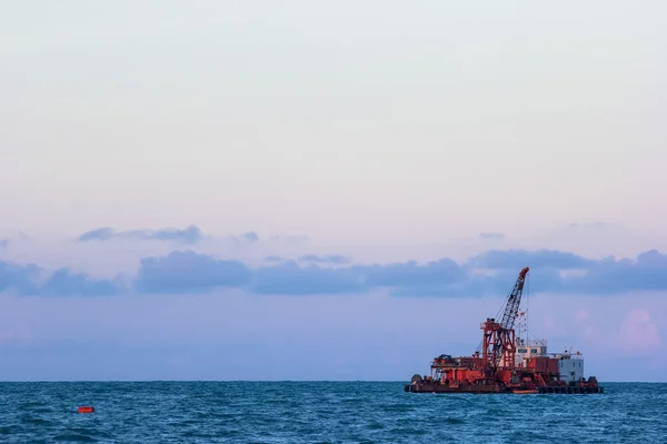 Dredge navio de areia trabalhando no mar no céu azul — Fotografia de Stock