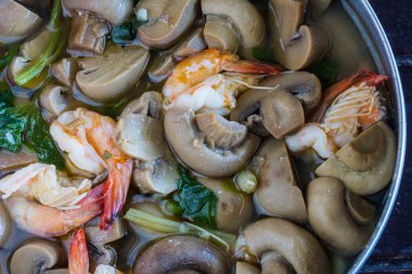 Kızarmış mantar ve karides, Tayland yemeği.