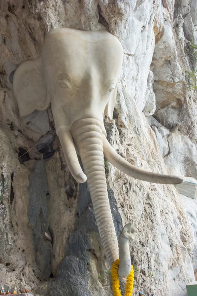 Skulptur im Kopf eines Elefanten in Thailand — Stockfoto