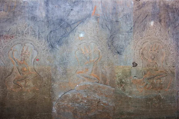 Apsara Dançarinos escultura em pedra, em torno de toda a parede em Angkor wa — Fotografia de Stock