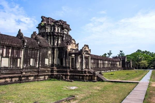 O antigo templo de Angkor Wat perto de Siem Reap, Camboja . — Fotografia de Stock