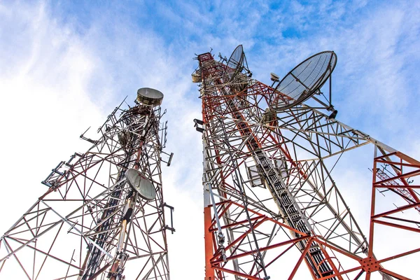 Telekomünikasyon kule yapılmış yüksek kule ile karakterizedir 