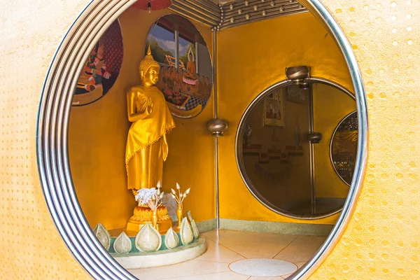 Zlatá socha Buddhy v kruhu — Stock fotografie