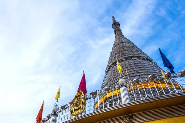 Пагода из нержавеющей стали - Phra Maha Thad Chadi Tri Pob Tri Mo — стоковое фото