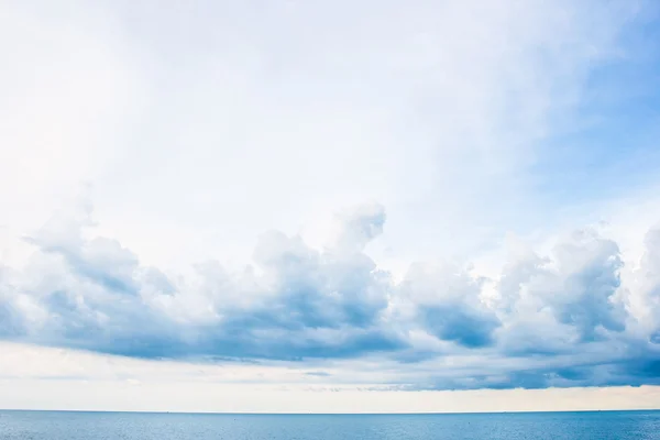 Mavi deniz ve bulutlu gökyüzü — Stok fotoğraf