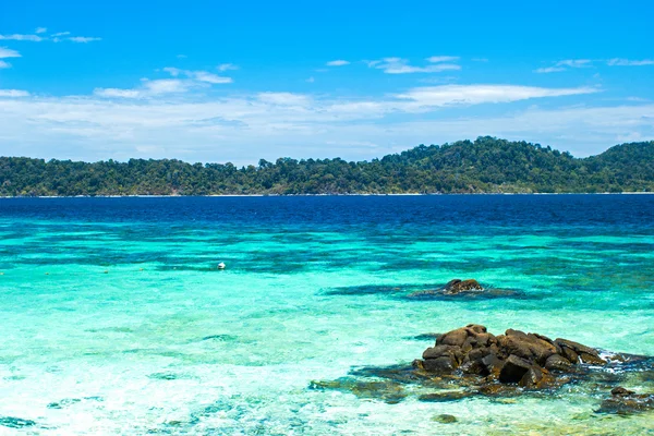 岩石，大海和蓝天-利普岛泰国 — 图库照片