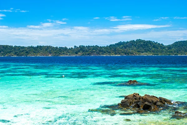 Stenar, havet och blå himmel - lipe island thailand — Stockfoto