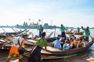 Birmanya yelena Selami pagoda için tekne ile gitmek..