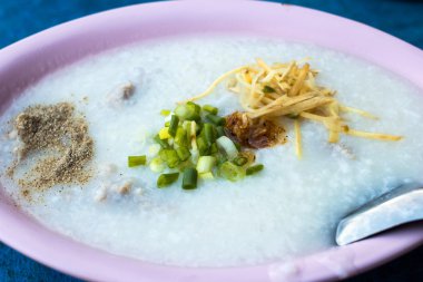 Pirinç lapası veya pembe kase haşlanmış bıldırcın yumurtası ile jook 