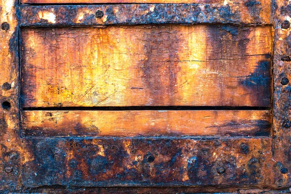 Textura de fondo de madera vieja. Vintage puerta de almacén y metal el — Foto de Stock