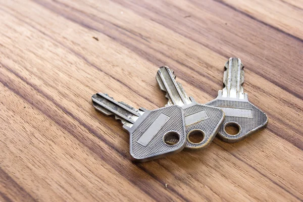 Llaves de puerta sobre fondo de madera —  Fotos de Stock