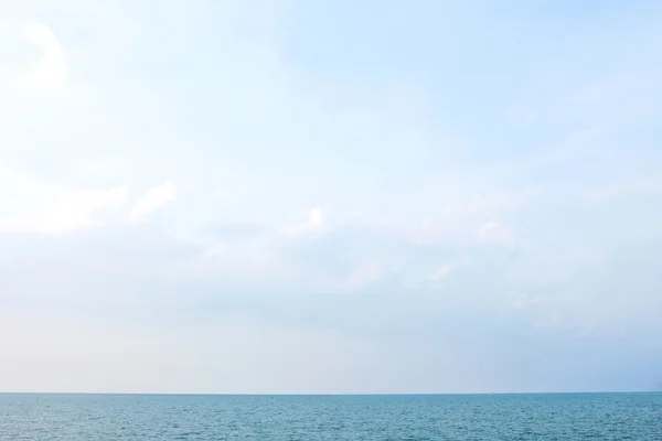 Laut biru dan langit mendung di atasnya — Stok Foto