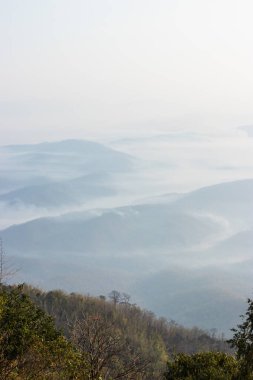 Dağların sisli katmanları. 
