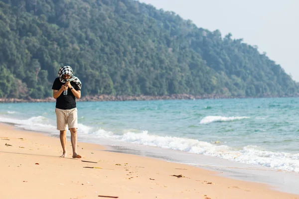 Asiático Hombre Caminando Playa Quien Sintiéndose Probado — Foto de Stock