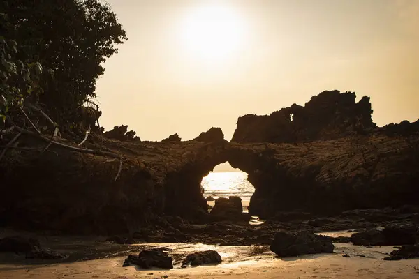 Silueta Puente Piedra Isla Koh Libong Tailandia — Foto de Stock