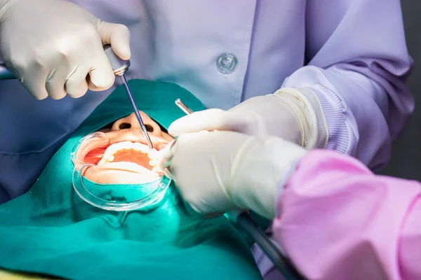 歯医者と看護師は患者の歯を治療する ストック写真