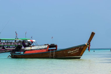 TRANG, THAILAND - MAR24, 2019: Koh Kradan Adası, Trang, Tayland 'da mavi denizde park halindeki teknelerin manzarası.