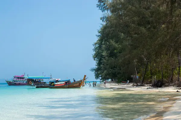 TRANG, THAILAND - MAR24, 2019: Koh Kradan Adası, Trang, Tayland plajındaki beyaz kum ve mavi deniz manzarası.