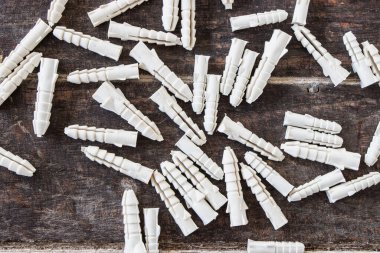 Ahşap arka planda plastik duvar tıkaçları.