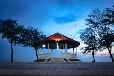 Samila sahilinin yanındaki Pavilion, Songkhla Eyaleti, Tayland.