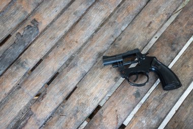 Bambu arabasına yerleştirilmiş oyuncak bir silah.