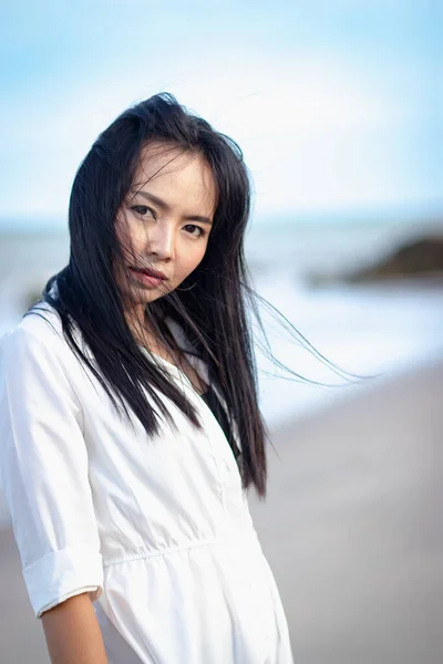 Asiatico Donna Standing Solo Spiaggia — Foto Stock