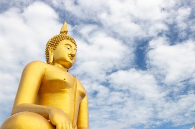 ANG THAILAND - 29 Haziran 2019: Wat Muang Tapınağı 'ndaki Tayland' ın en büyük Buda imajı. Resim, çimentodan yapılmış ve altın rengine boyanmış..