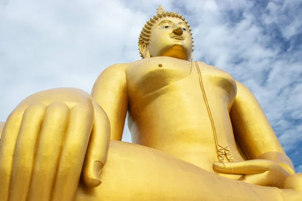 2019年6月29日 タイ王国のワット ムアン寺院で最大の座像 セメントで作られ 金色で描かれた画像 — ストック写真