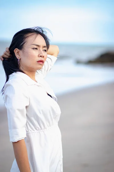 Aziatische Vrouw Staan Alleen Het Strand — Stockfoto