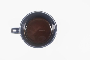 Beyaz arka planda izole edilmiş mavi seramik bir fincanda koyu kahve.