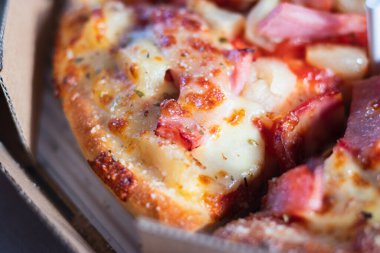 Hawaii pizza dilimine yakın çekim. Seçici odak.