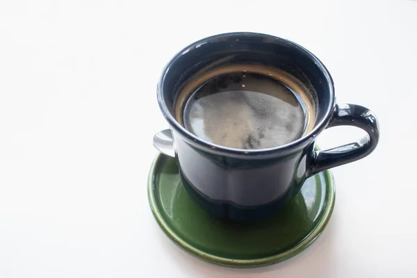Schwarzer Kaffee Einer Blauen Keramiktasse Mit Grünem Untersetzer Auf Weißem — Stockfoto