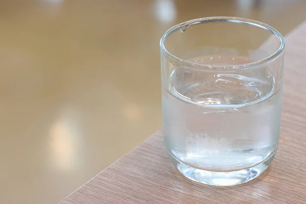 喉の渇きを癒すためにガラスの新鮮な飲料水 — ストック写真