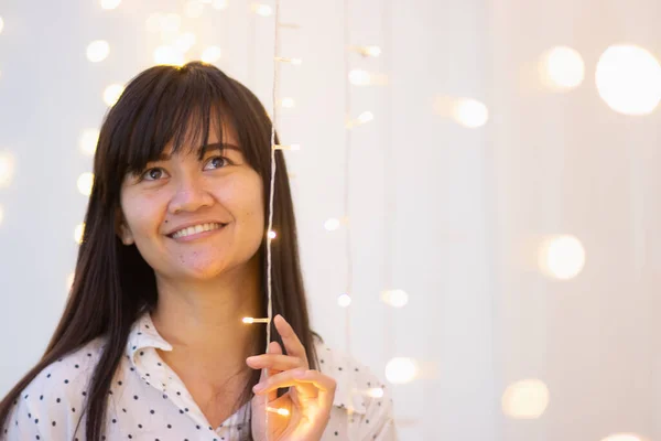 年轻的亚洲女人在Led灯光下微笑 — 图库照片